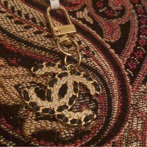 Chennel zipper pull